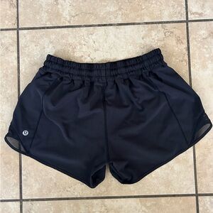 Lululemon size 6 low rise Hotty Hot shorts 2.5”